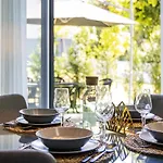 Superb 1Br Flat W/ Garden, Ac & Free Parking By Lovelystay